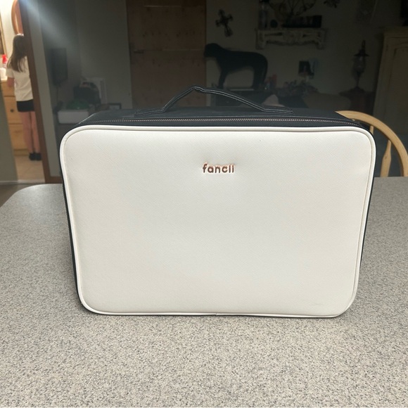 Makeup Travel Case - Picture 1 of 7